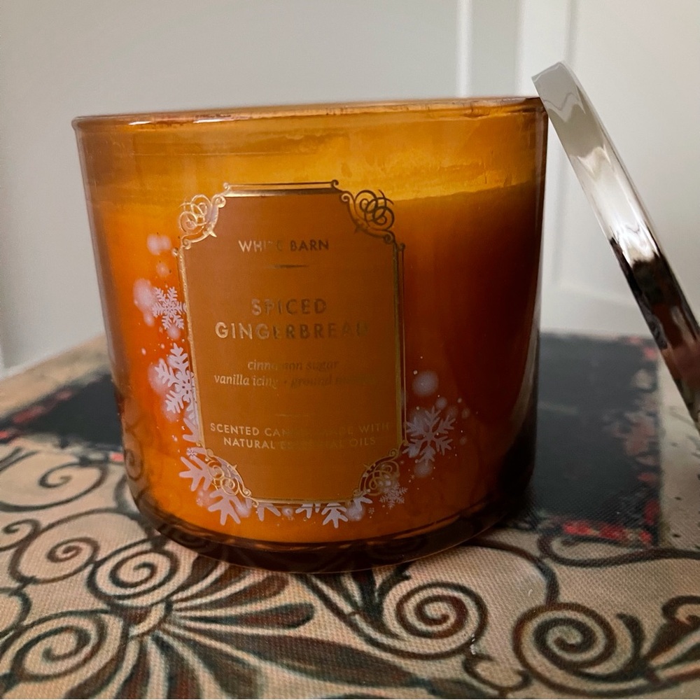 White Barn Spiced Gingerbread Three Wick Scented Candle - Picture 2 of 10